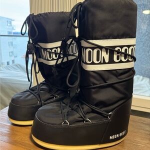 Moon Boots "Icon Boots" in Black and White Nylon (SEE SIZE DESCRIPTION)
